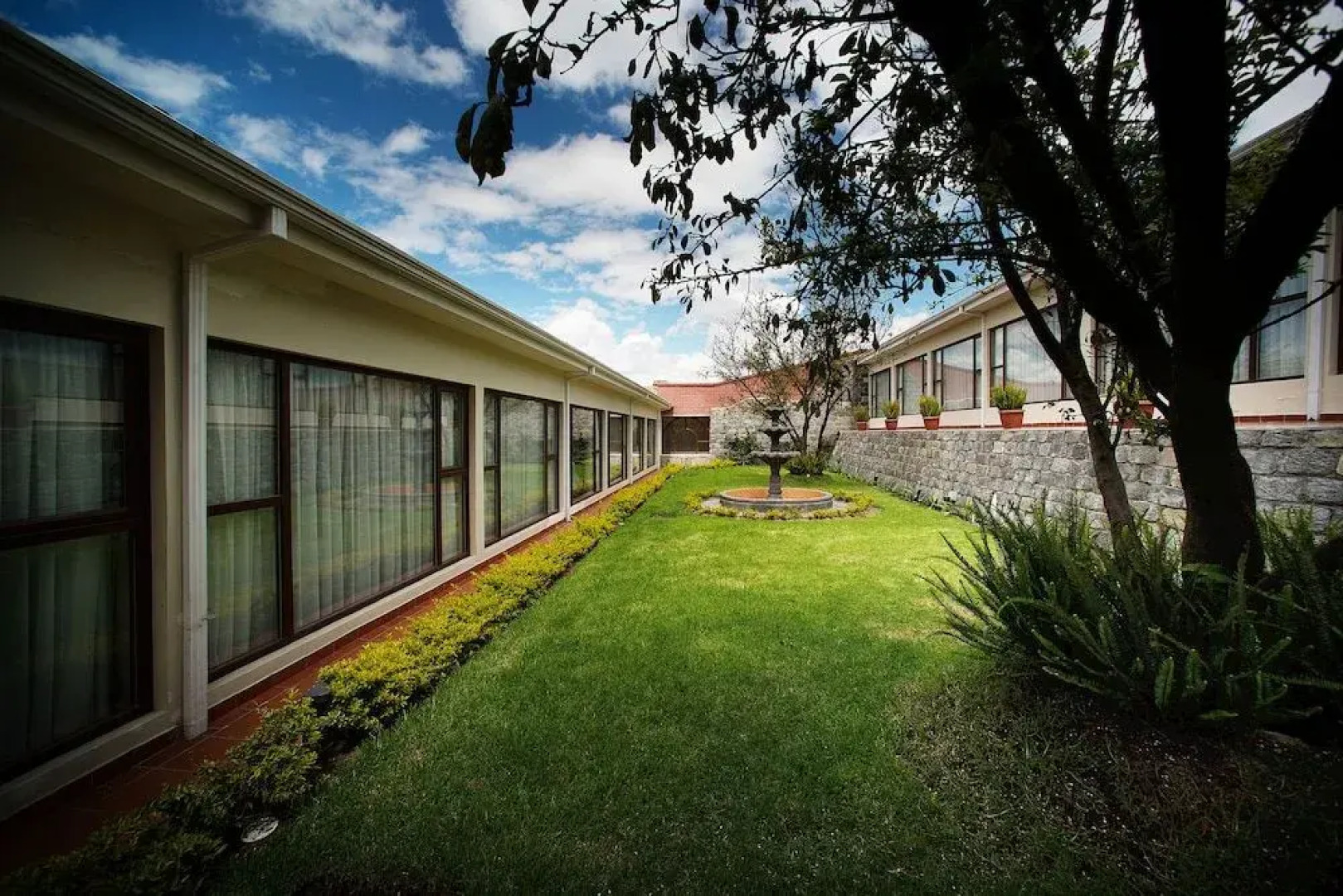 Quindeloma Art Hotel And Gallery