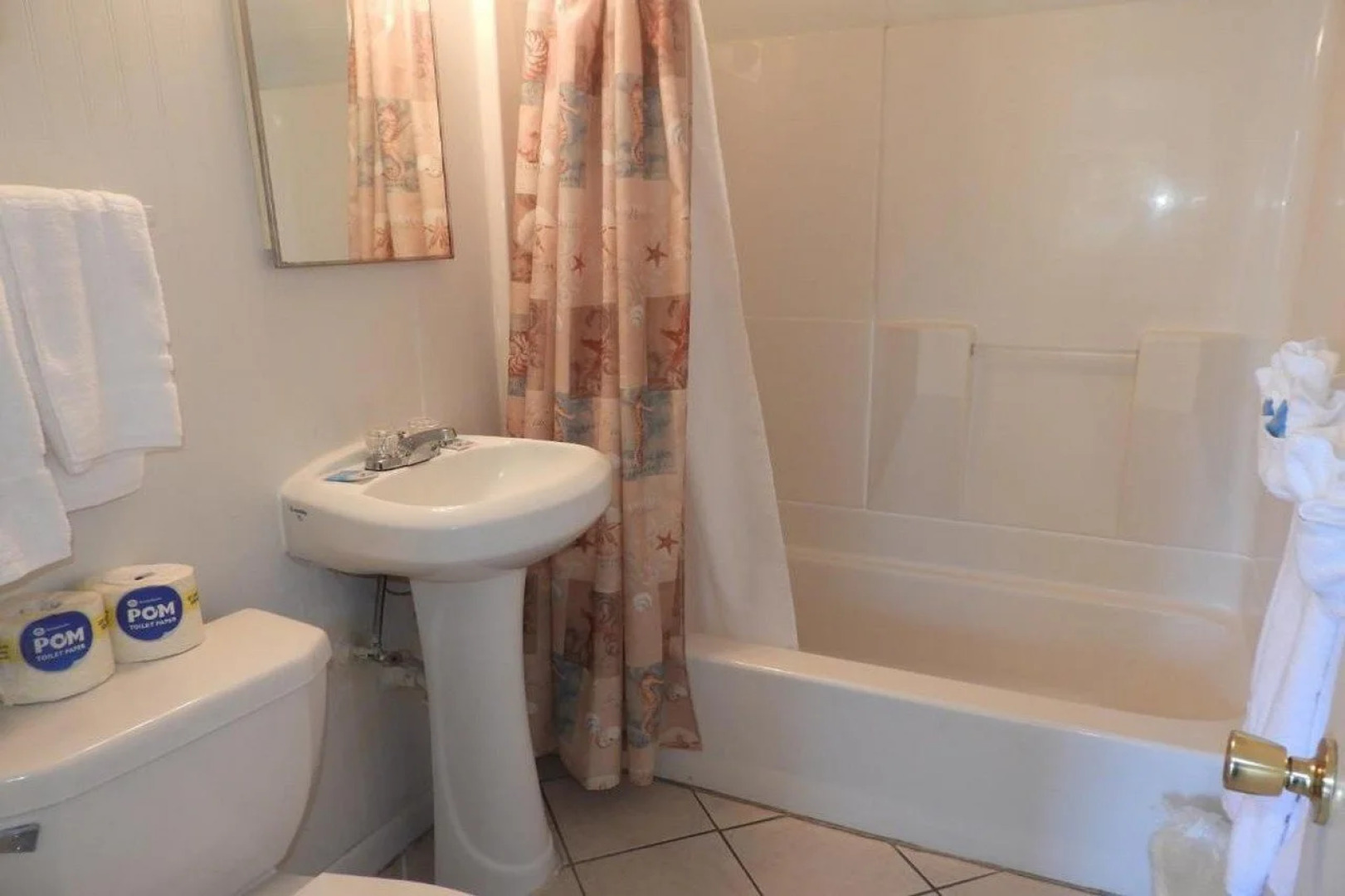 Tropical Winds Beachfront Motel and Cottages