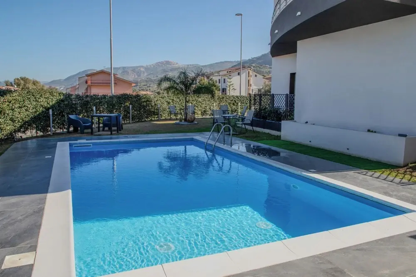 Residence con Piscina e Giardino