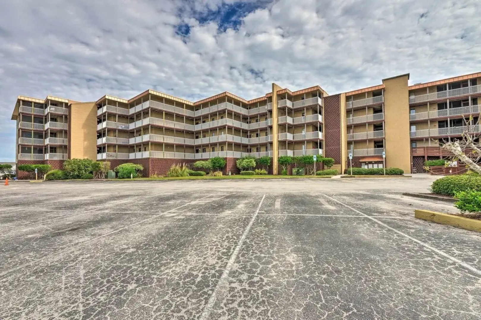 Airy Oceanfront Condo: Beach Views & Pool Access!