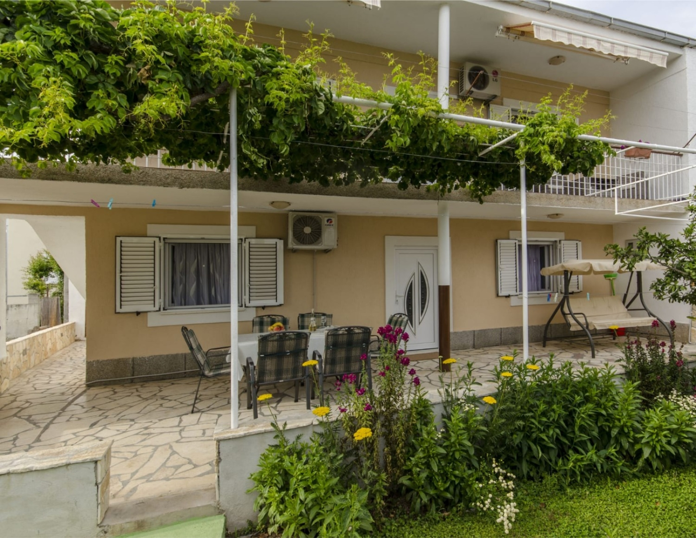 Holiday house More - garden shower: Vinisce, Riviera Trogir