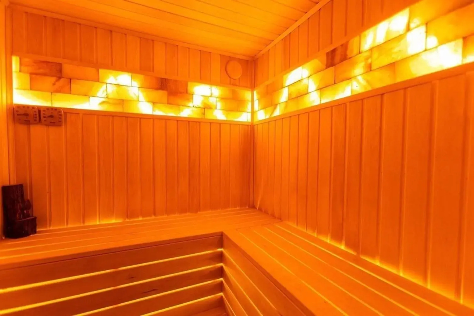 Пaноpaмный дом в хвойнoм лесу с сaуной