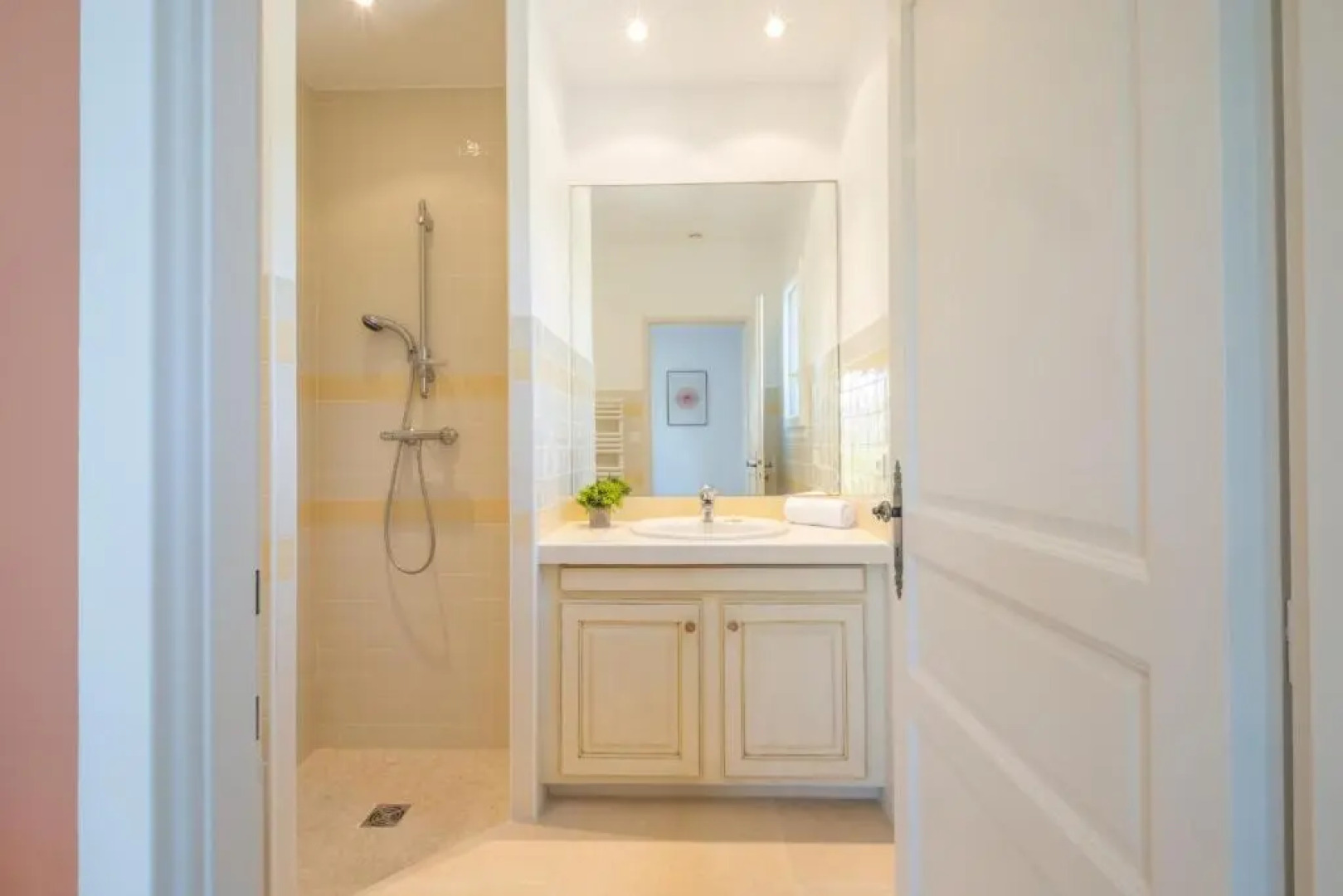 SERRENDY BIJOU de 280m2 au calme absolu avec piscine à débordement