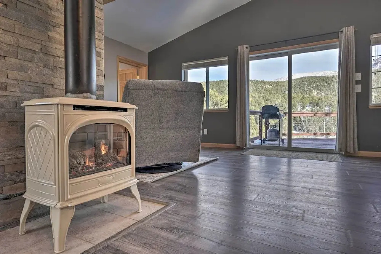 Hot Tub, Deck & Grill: Mtn-view Divide Cabin