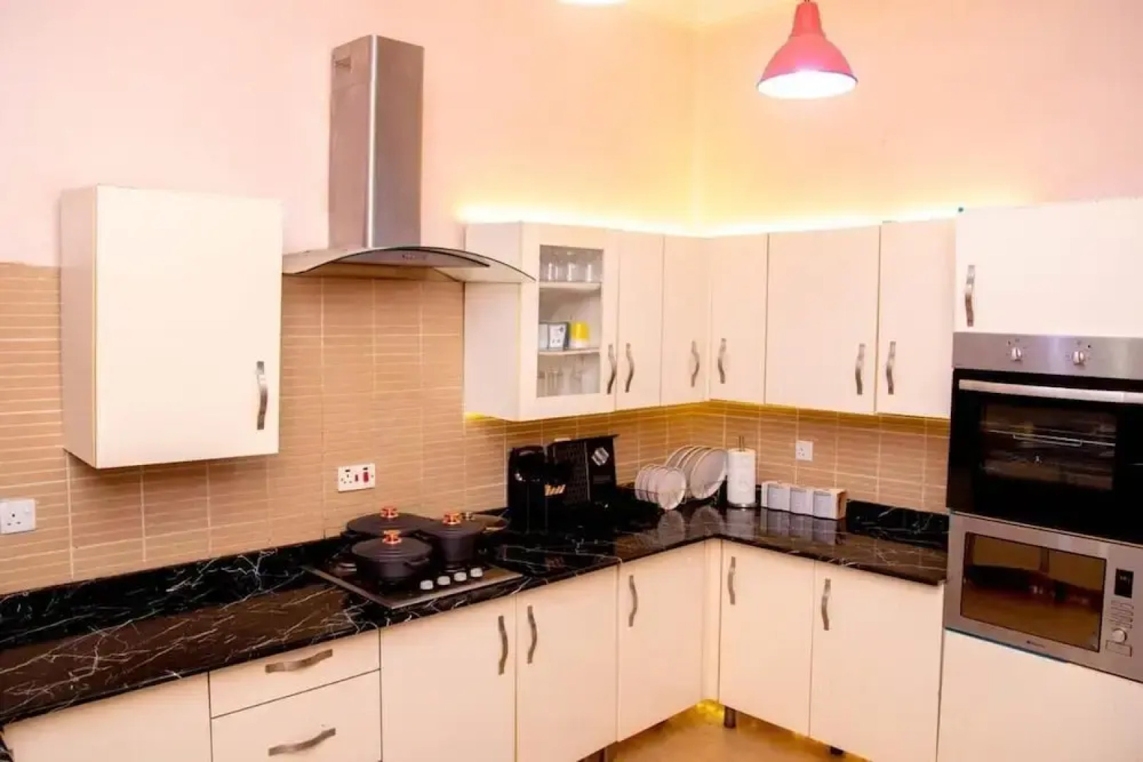 Luxury 4 BR Apt w Parking, Hot Tub, Magodo Estate