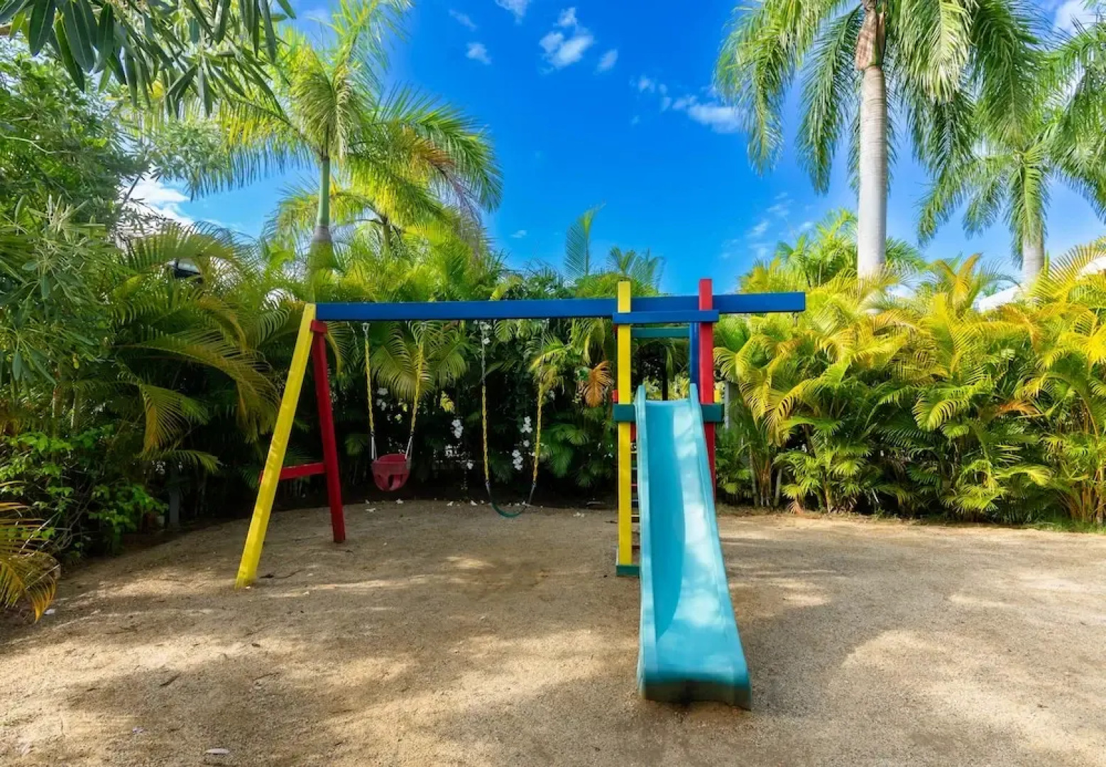 Modern Apt With free parking and AC 3brs