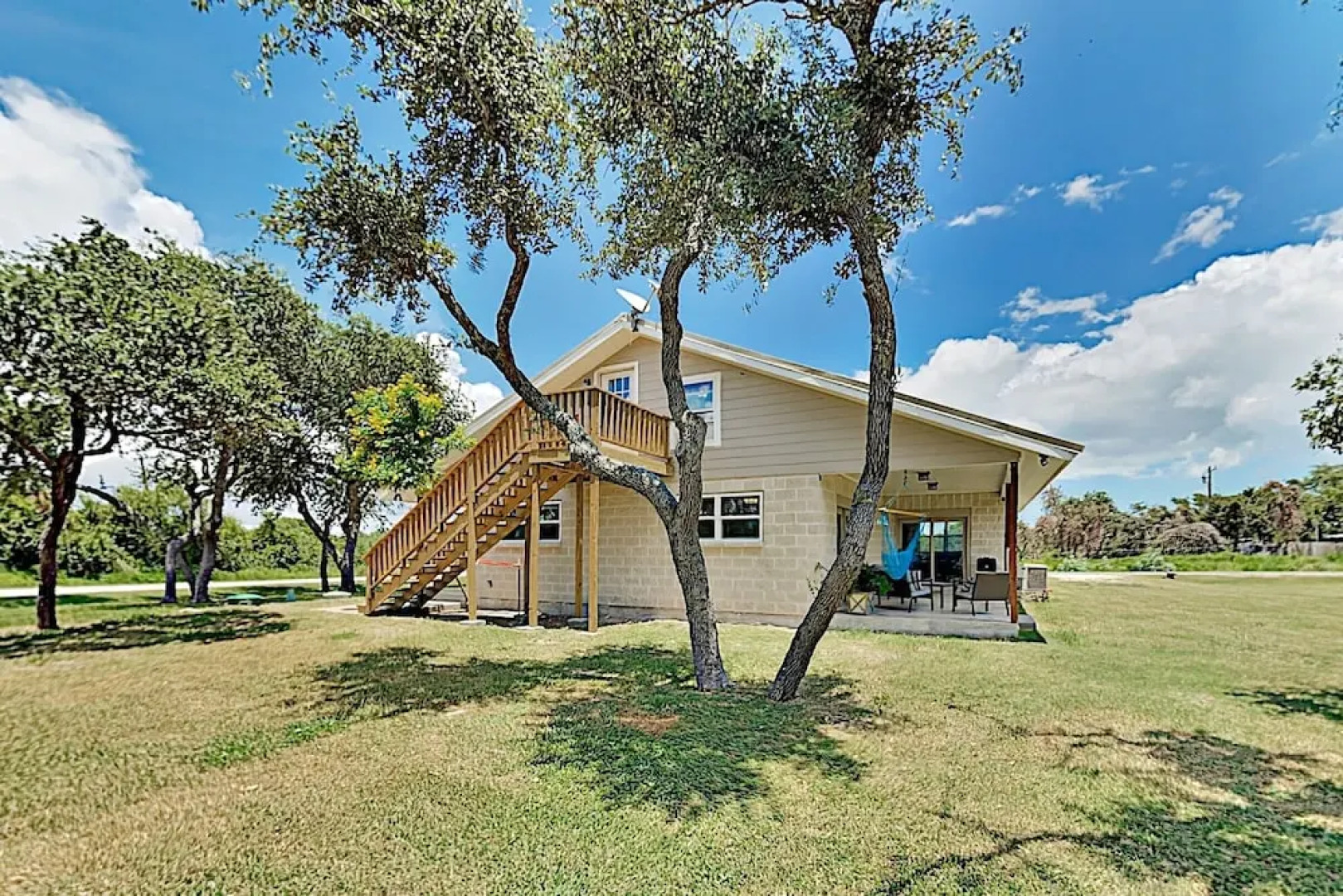 Deluxe Getaway: Big Corner Lot, Great Locale! 3 Bedroom Home