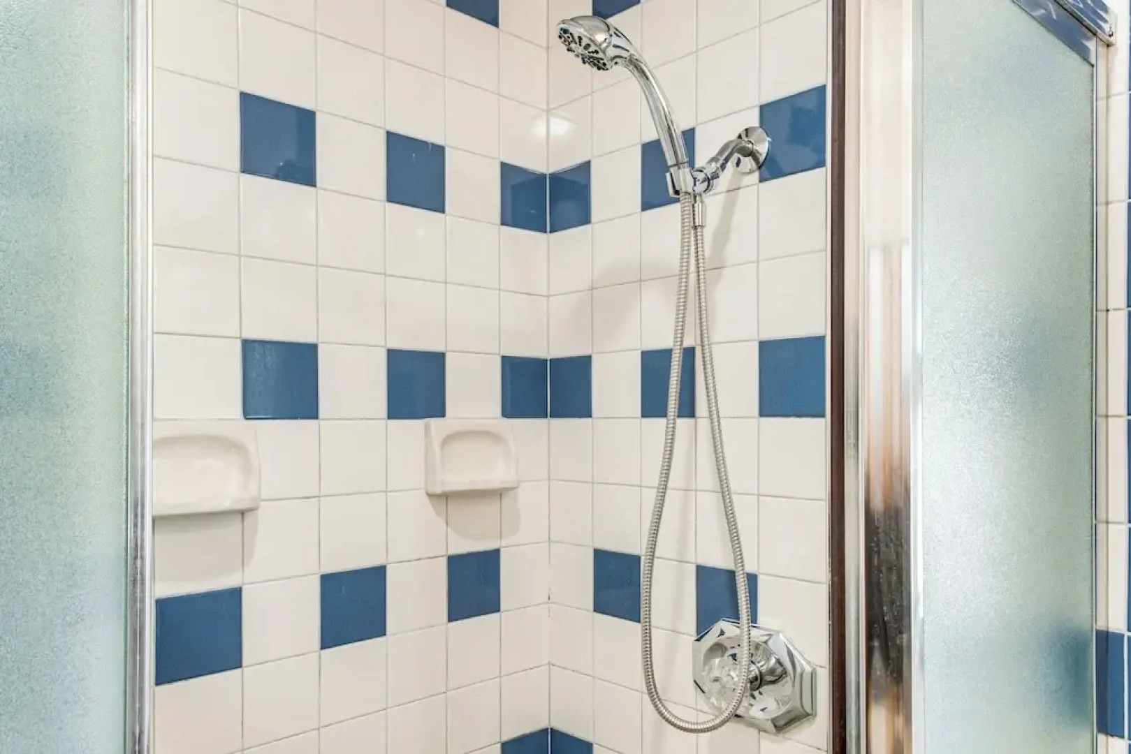 4 Mi to Beach: Keaau Retreat w/ Relaxing Porch!