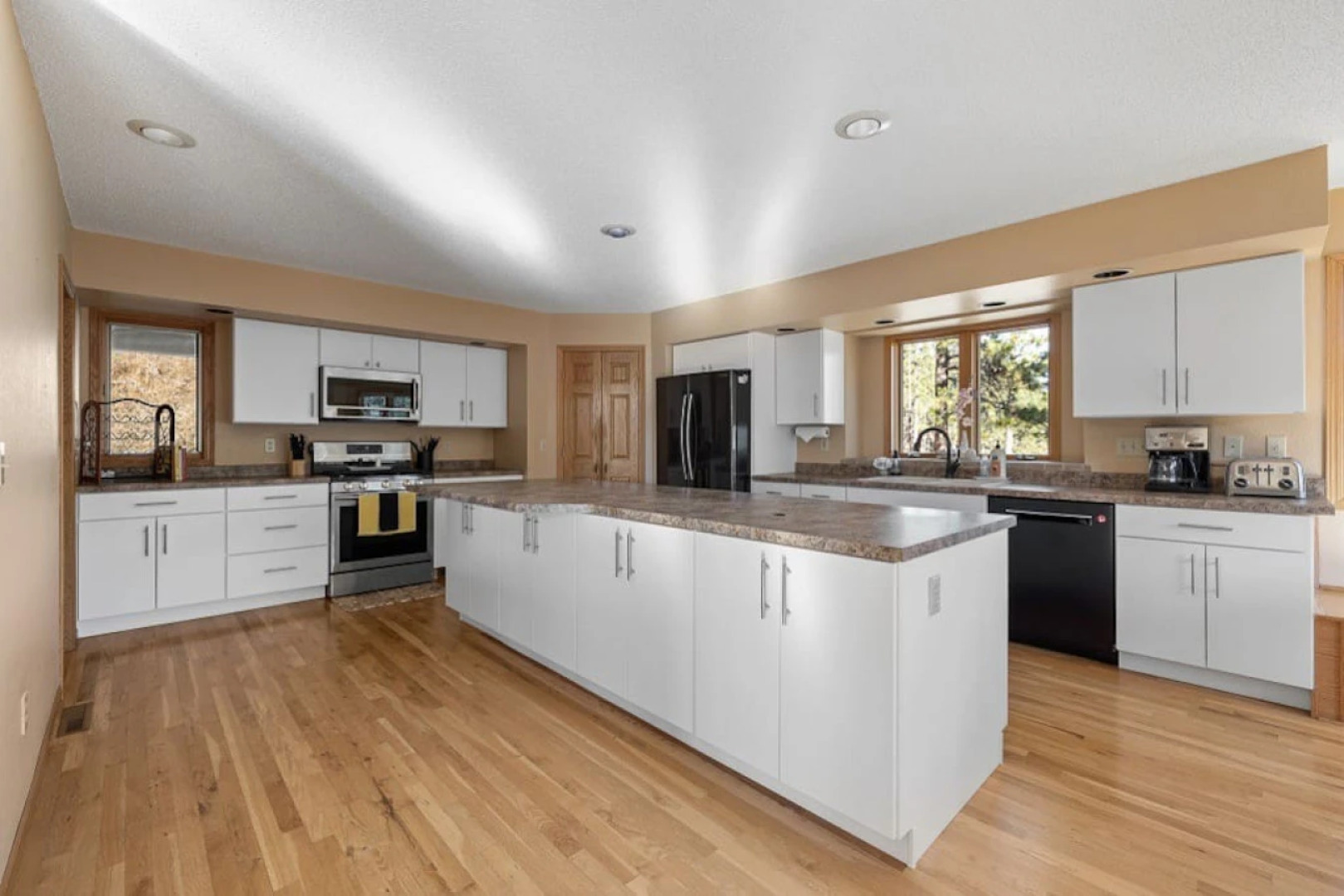 Peaceful Pines 5 BR Home with Hot Tub!