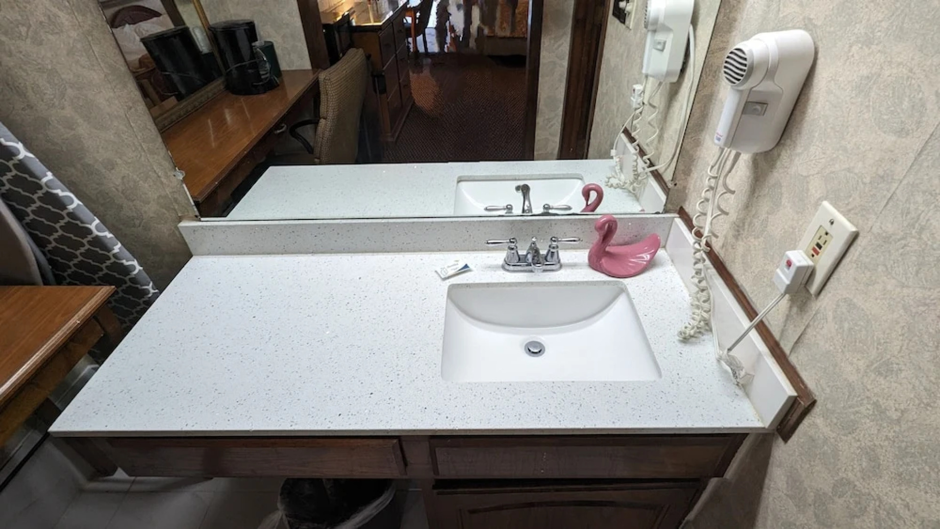 Edelweiss Inn And Suites