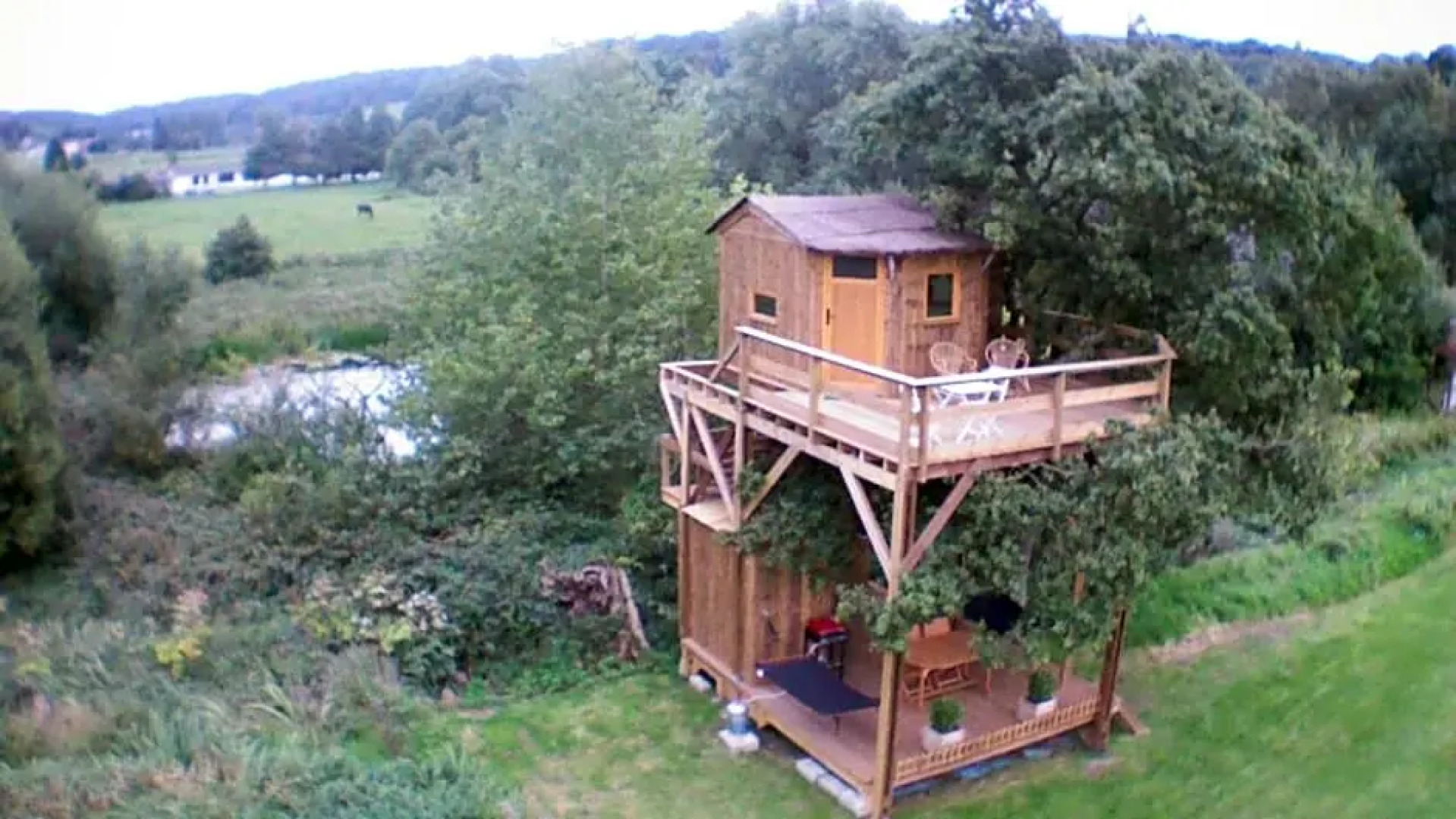 Cabane Perchée dans la prairie de l'ancien moulin