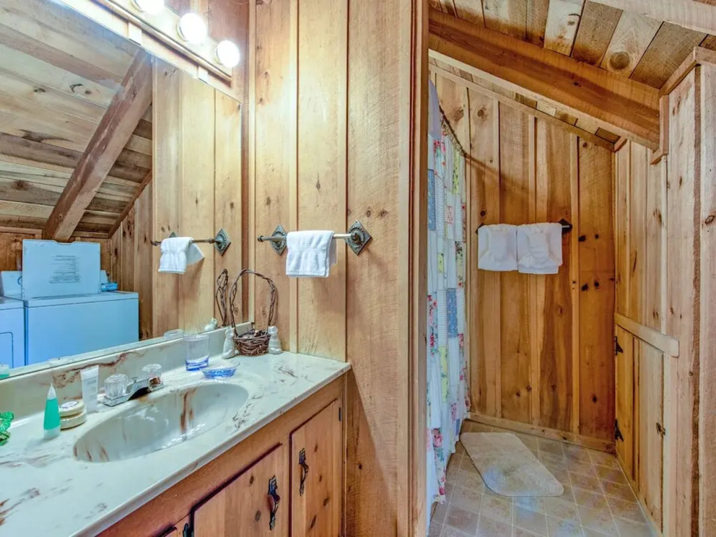 Fox Den 2 Bedroom Home with Hot Tub