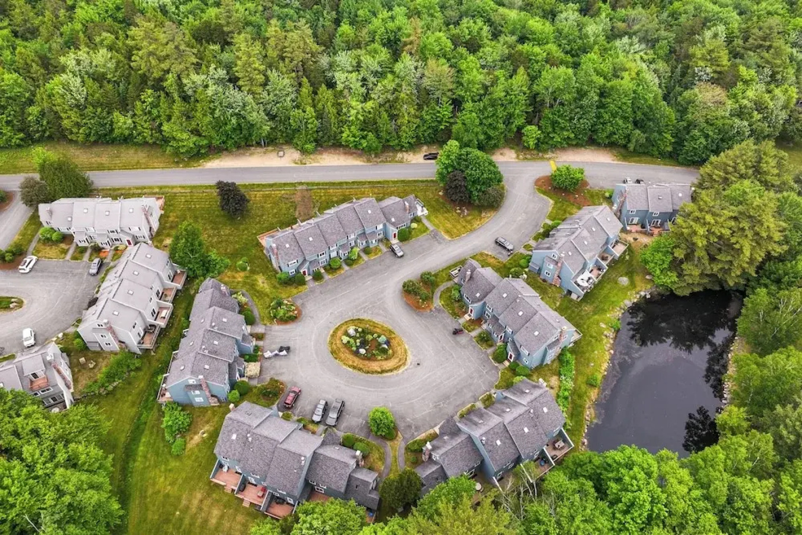 Condo w/ Deck & Grill < 5 Miles to Loon Mountain!