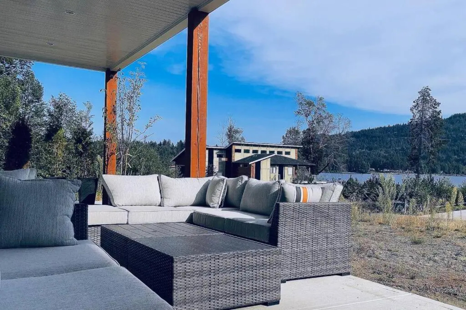 Gorgeous 3 bedroom lake house Suite!