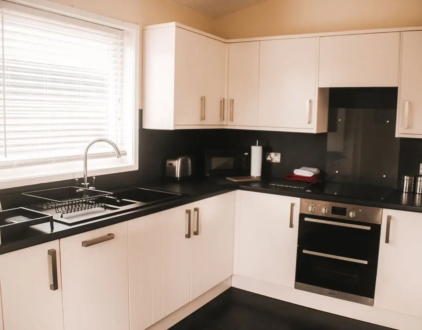 Keer Side Lodge, Luxury lodge with private hot tub at Pine Lake Resort