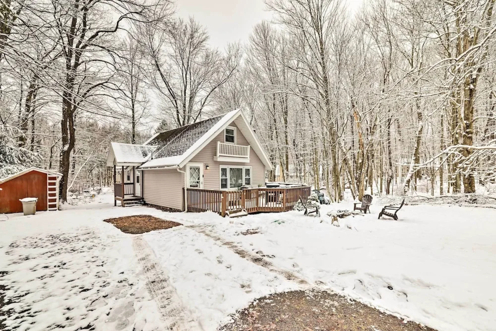 Pet-friendly Cabin w/ Hot Tub in Pocono Lake!