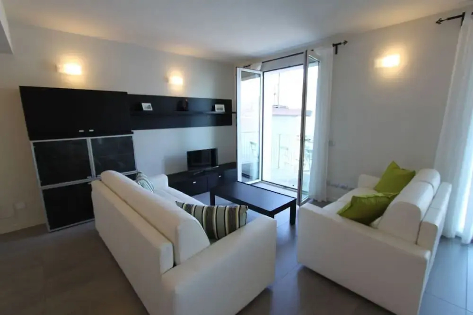 Luxury Apartment Front Lake View