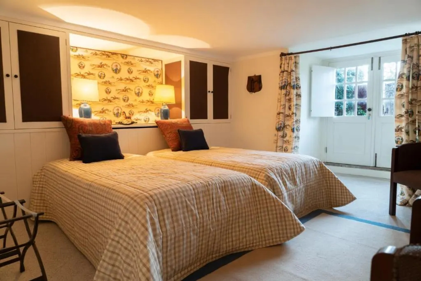 Liiiving in Moledo Historical Pool Villa