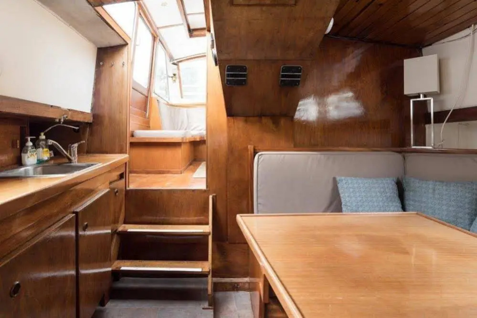 Authentic Houseboats Amsterdam