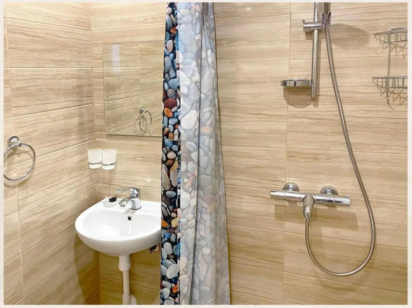 Mandarin Restoran & Hostel