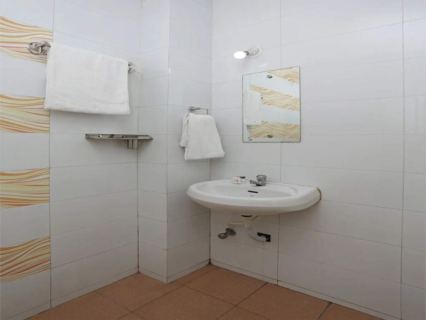 OYO 8996 Hotel Pioneer