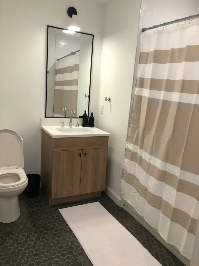 Modern 3 BR Loft -shared Deck - gym - Mins to NYC