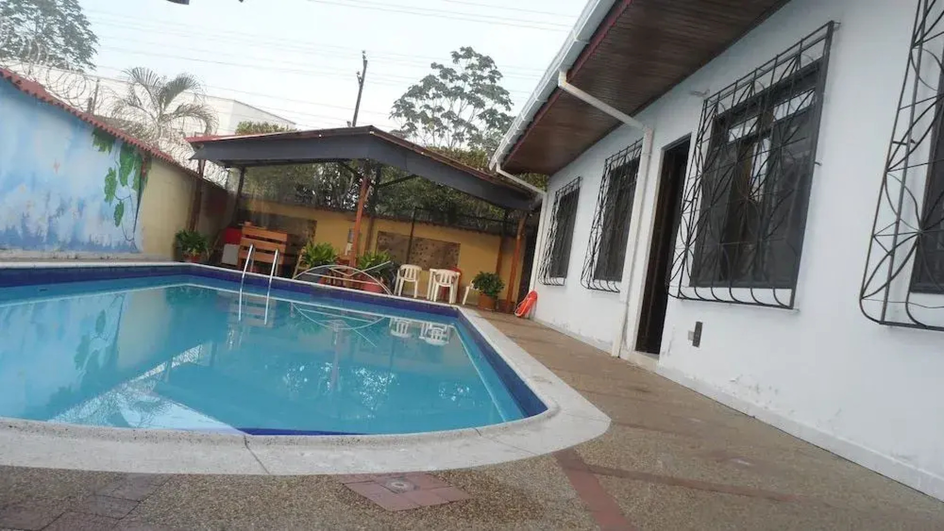 Leticias Guest House - Hostel