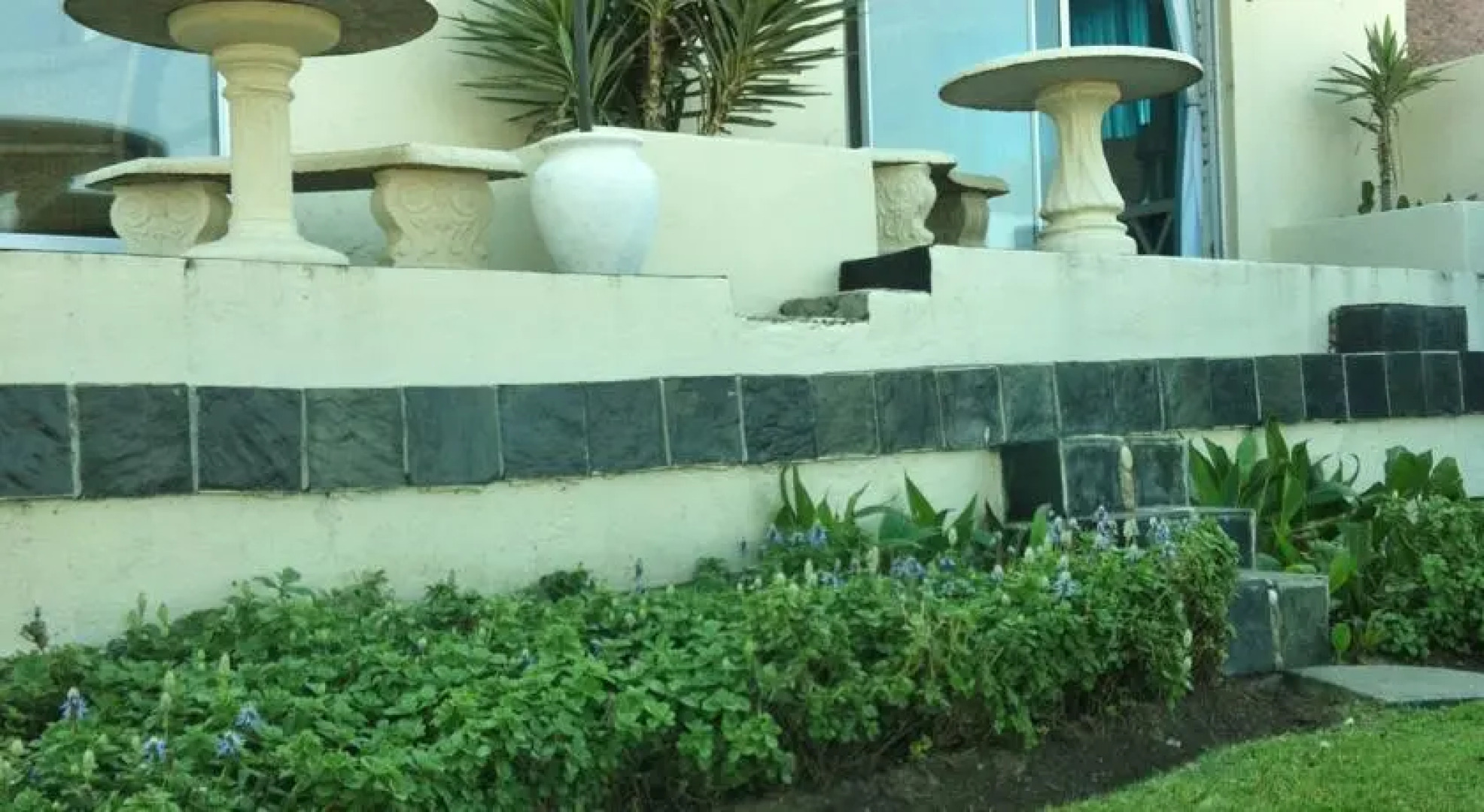 Big Blue Beach Lodge