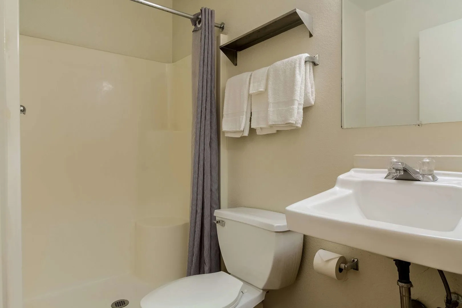 HomeTowne Studios by Red Roof Denver - Lakewood West