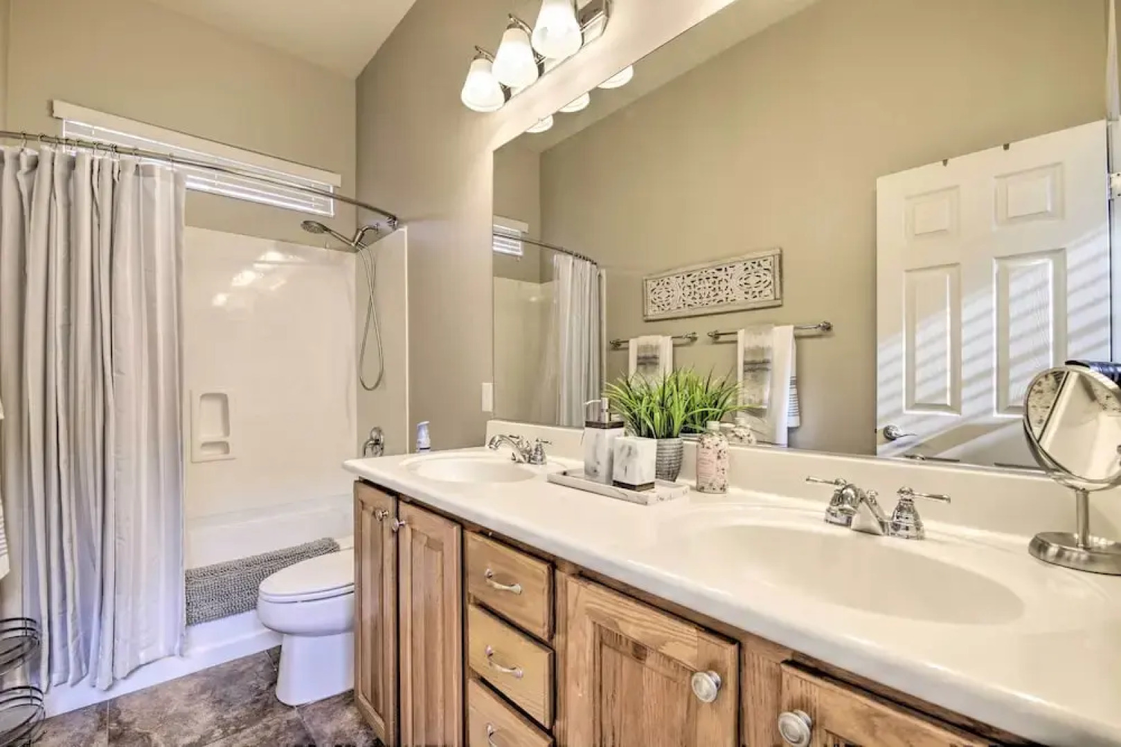 Game Room & Pool: Stylish Goodyear Home!