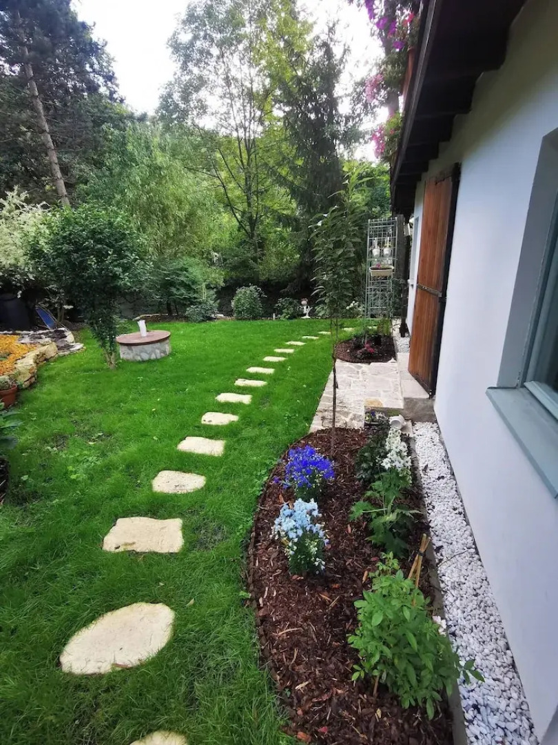 Sunny Wooden House on Creek, 30 Minutes Prague