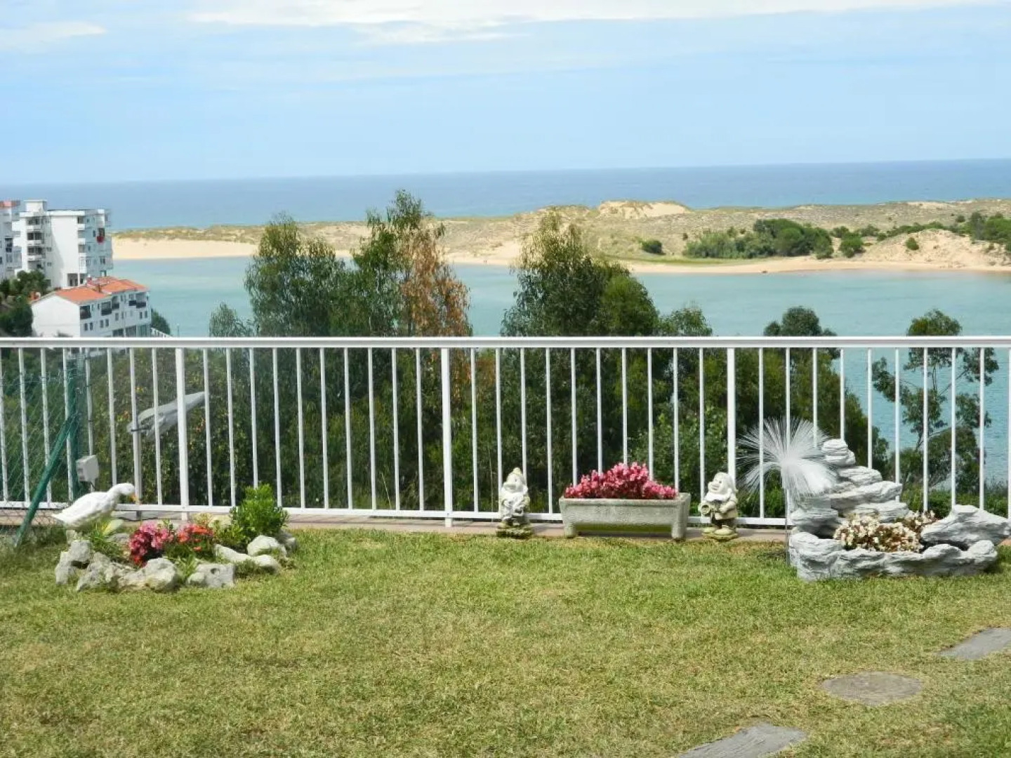 Apartamento con jardin privado junto playa Usil - Mogro