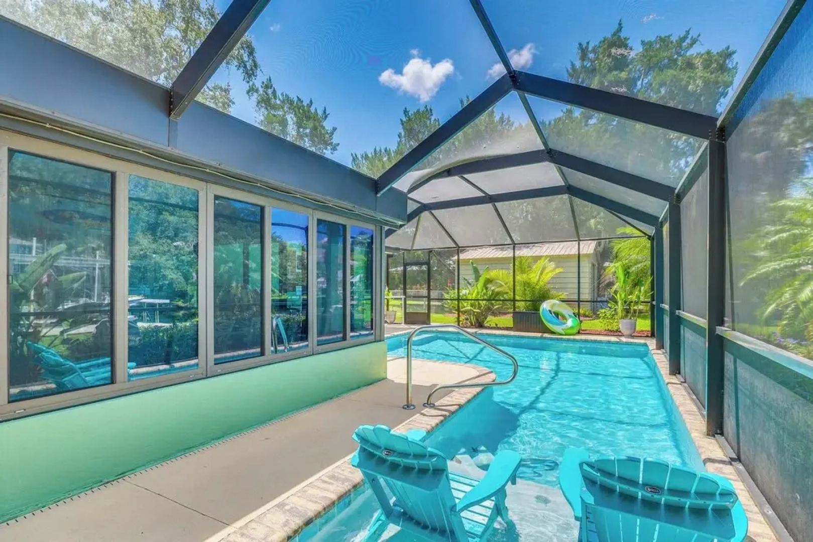 Canal-front Outdoor Oasis: Home in Crystal Water