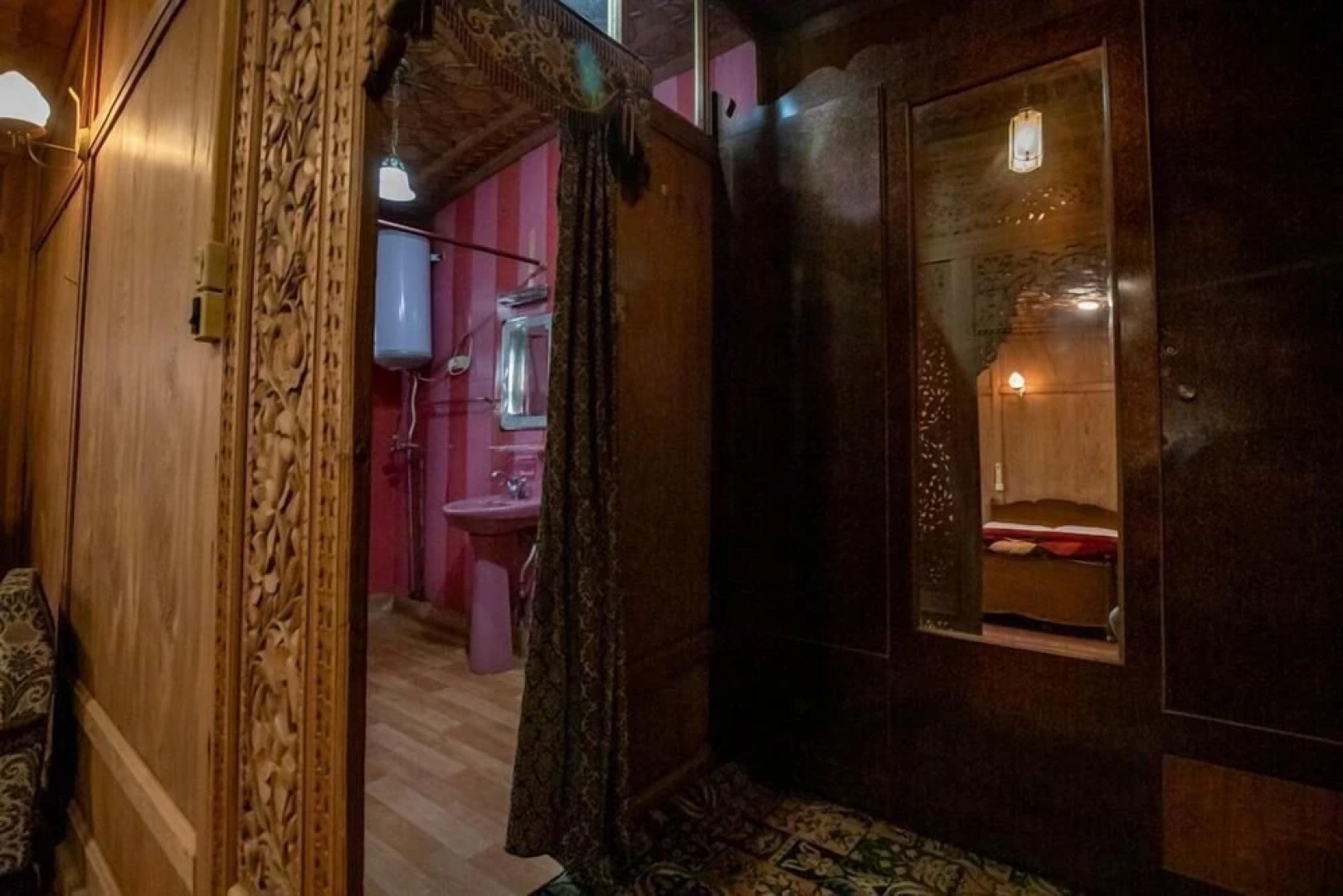 Kharpalace Group of House Boat