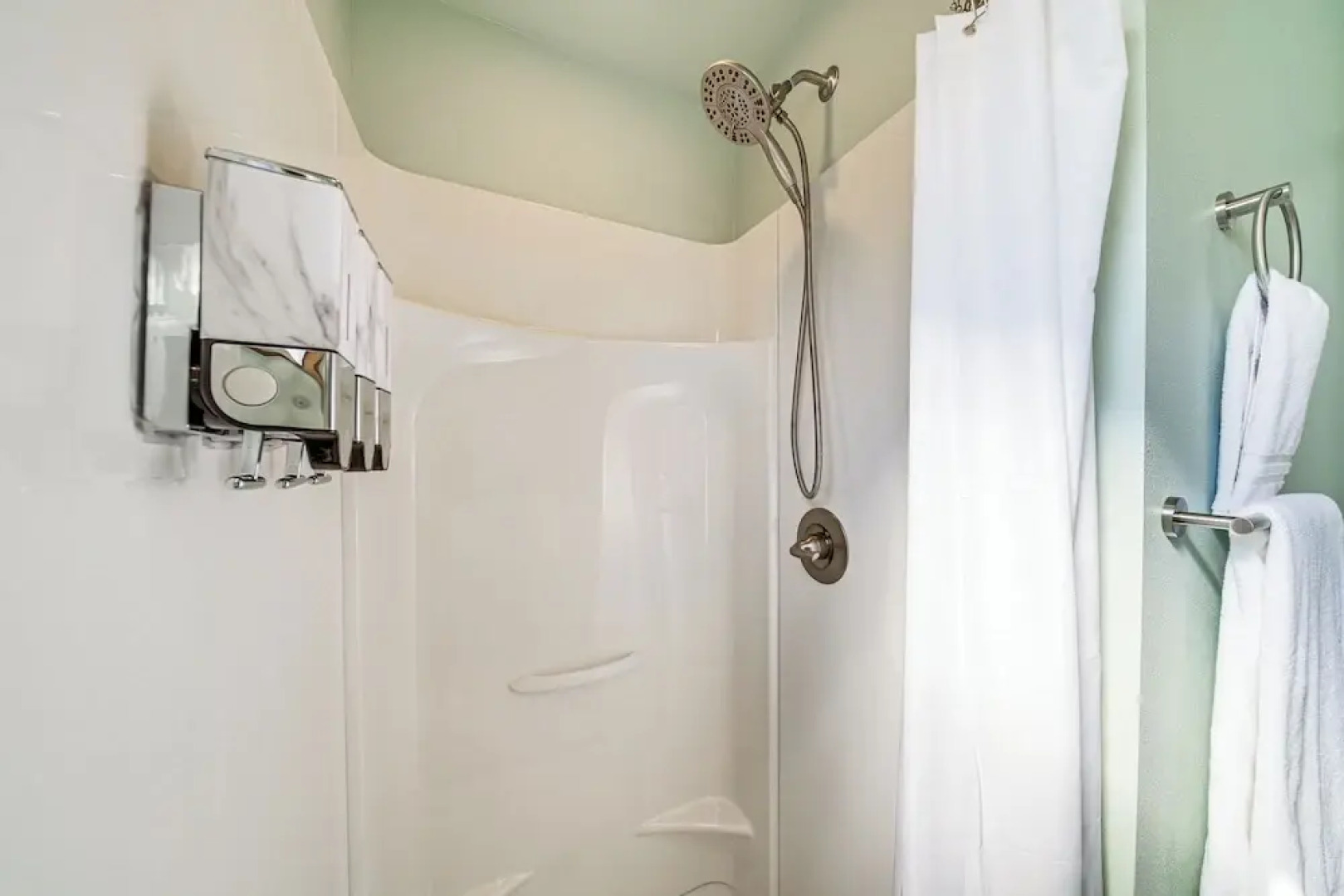 < 1 Mi to Lake Washington: Peaceful Apt in Kenmore