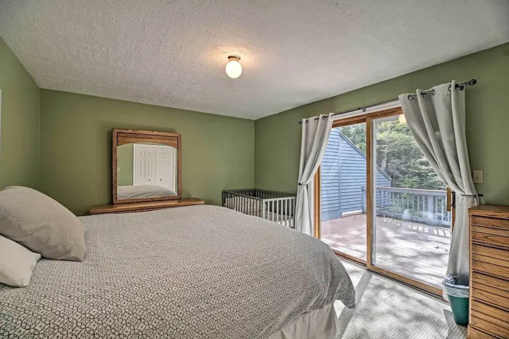 Condo w/ Deck & Grill < 5 Miles to Loon Mountain!