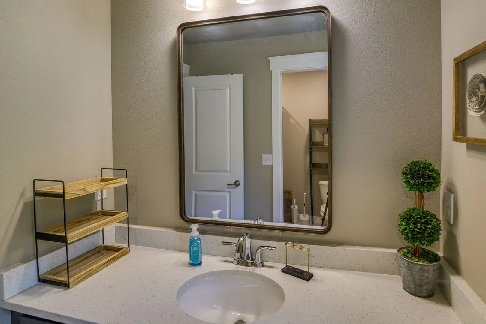 Charming Wasilla Getaway w/ Fireplace & Gas Grill!