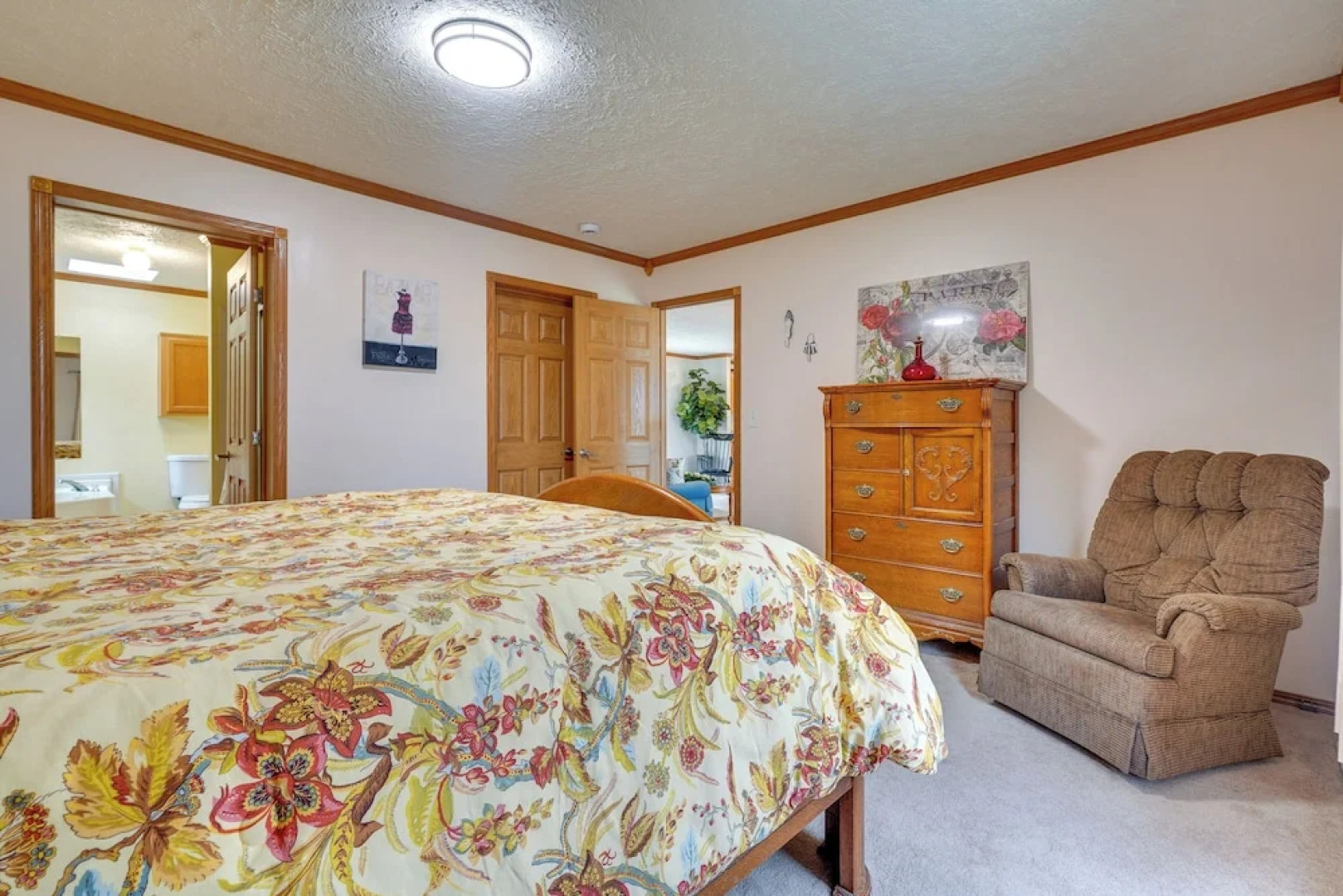 Serene Zanesville Getaway: Hot Tub, 2 Decks!