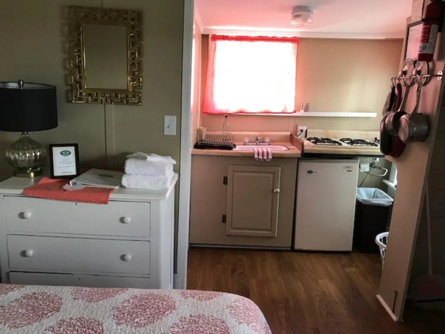 Lakeview House & Cottages