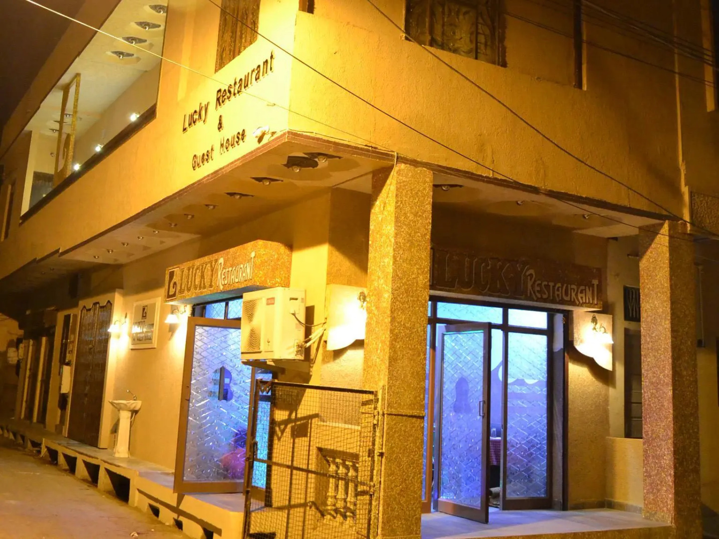 Lucky Restaurant And Guest House