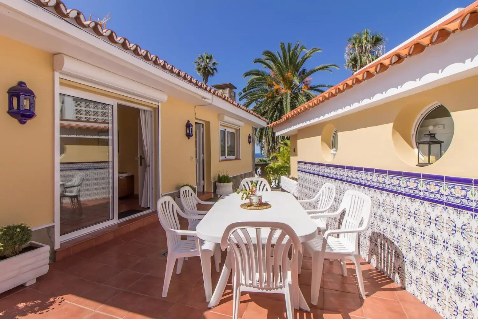 Villa in protected space in front of the sea