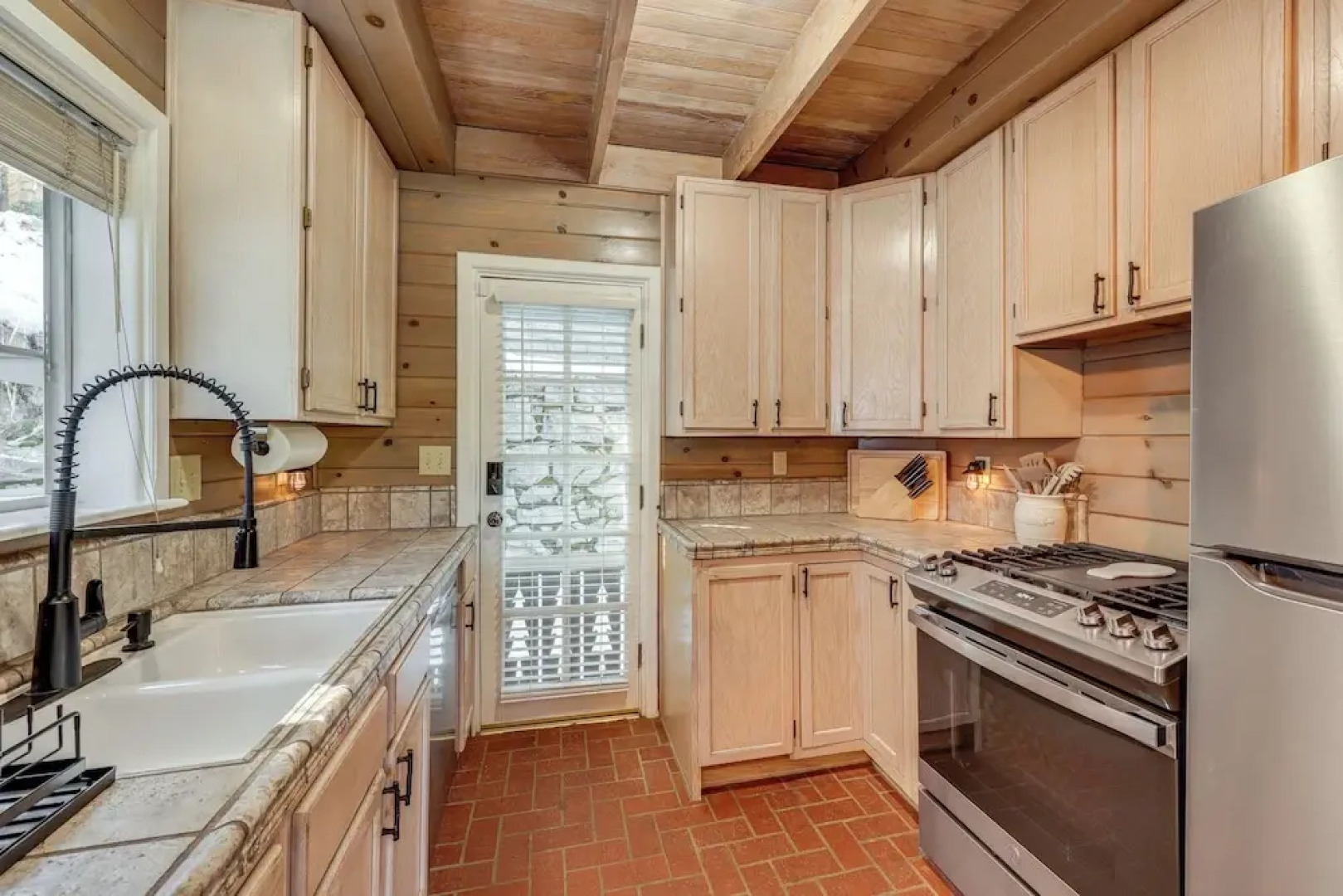 Walkable 'green Gables Cottage' in Lake Arrowhead