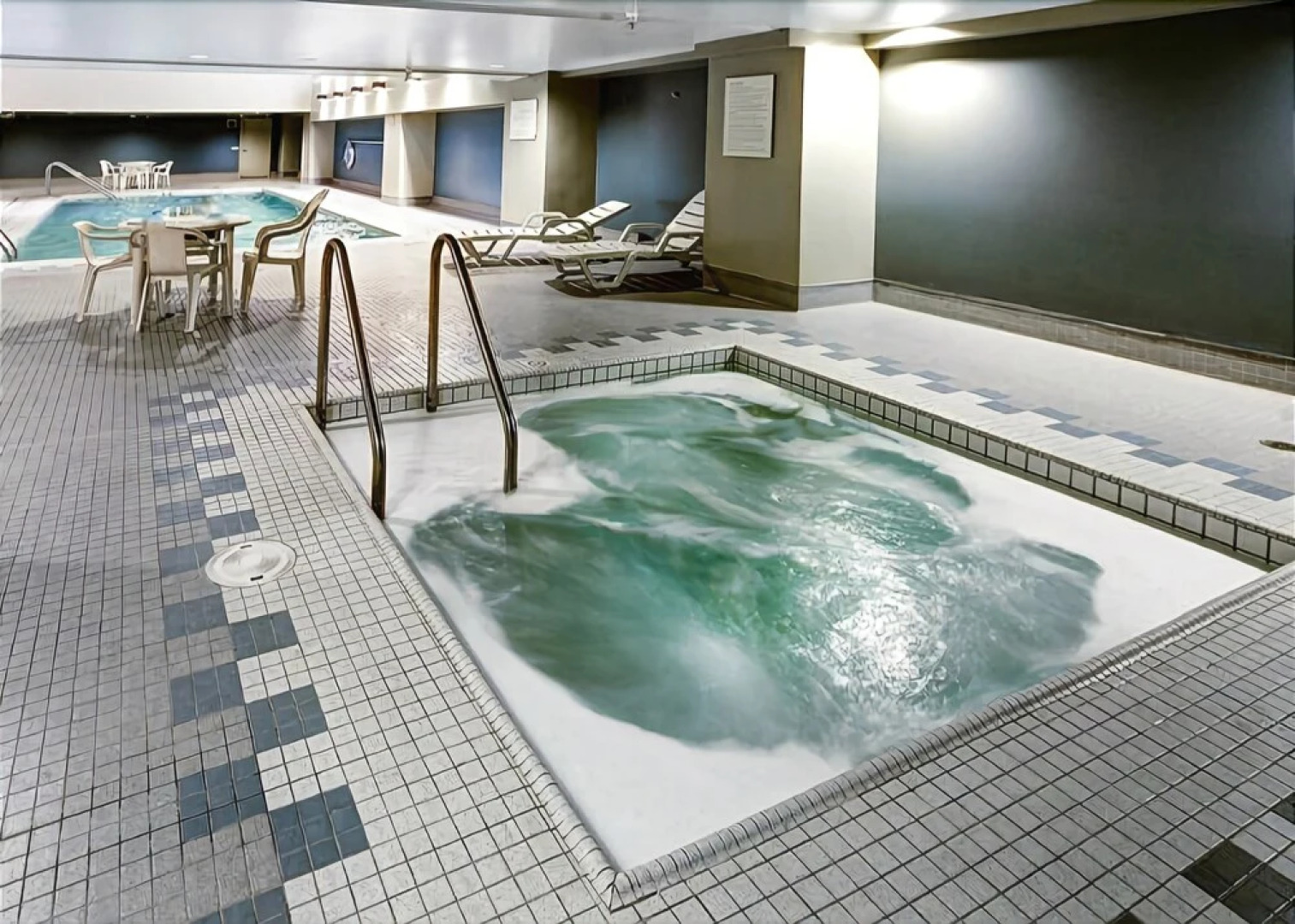 Newmark Elliott Bayview Luxury Suite - Two Bedroom Apartment with Balc