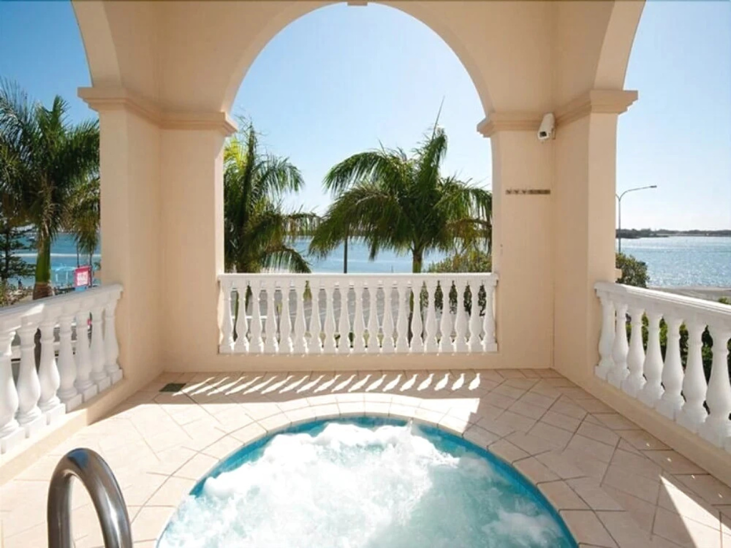 Grand Hotel Apartments Gold Coast by owner