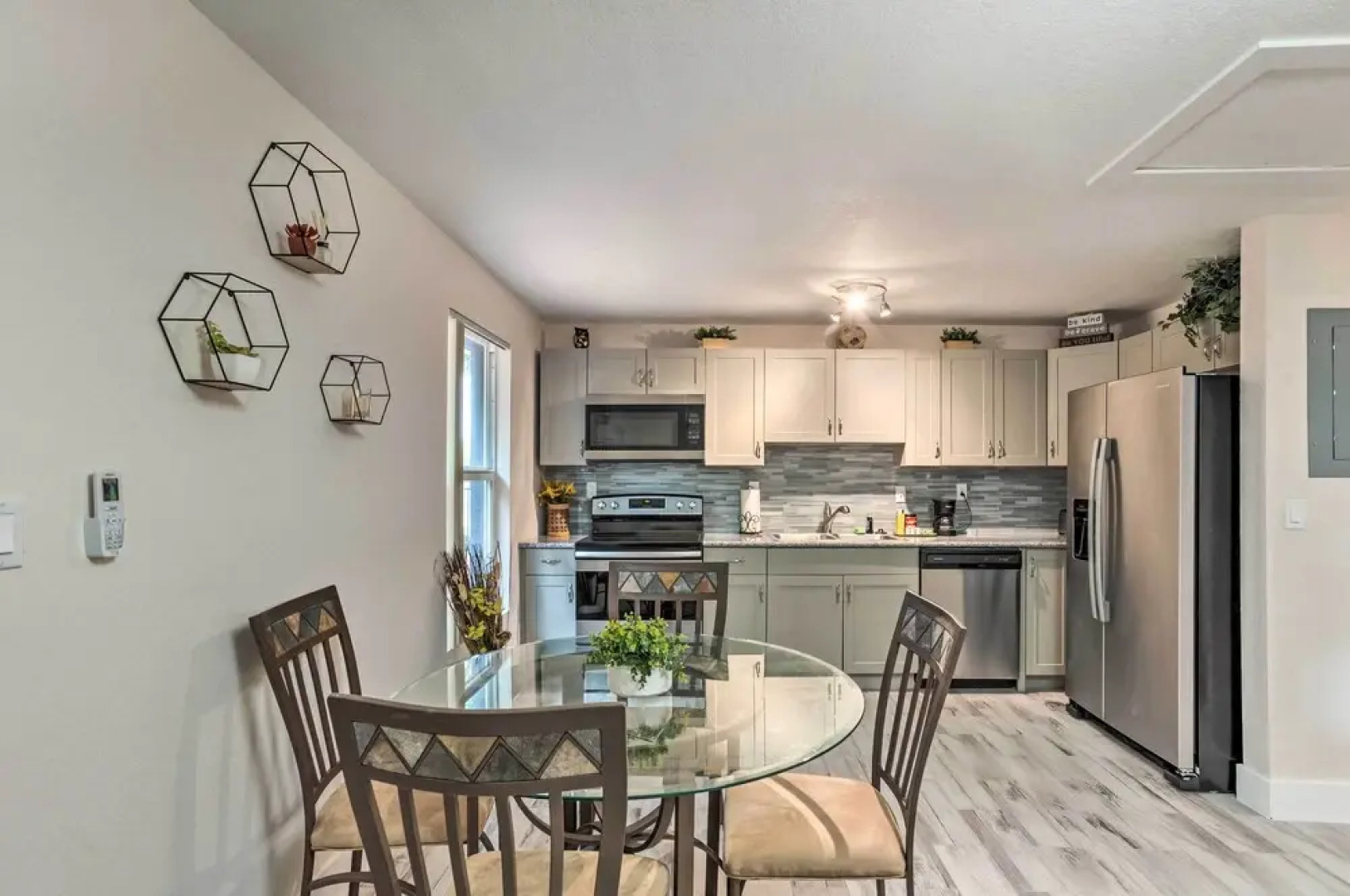 Inviting Apartment < 2 Mi to Riviera Beach!