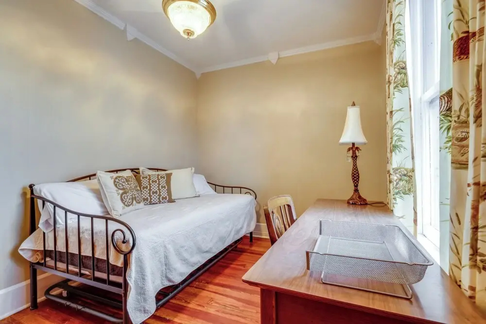 Walk to Garden & Restaurants: Zanesville Apartment