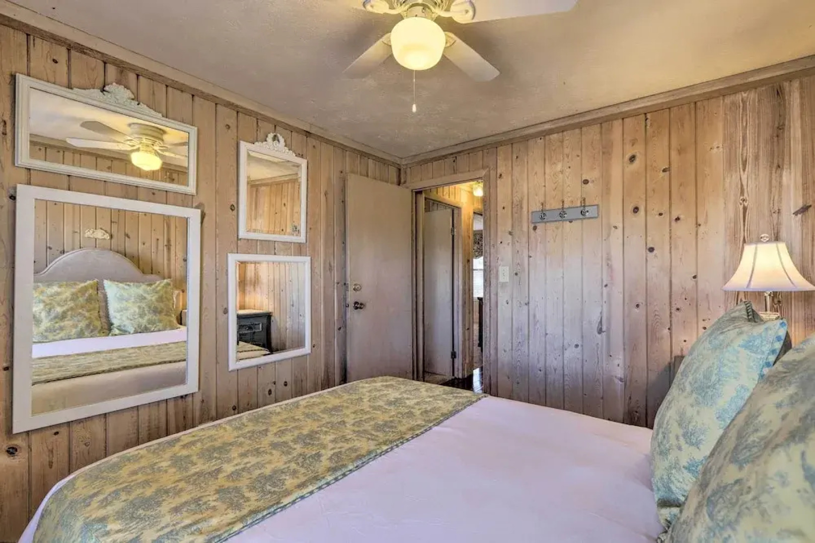 Cozy Caymus Cabin ~ 3 Miles to Callaway Gardens!