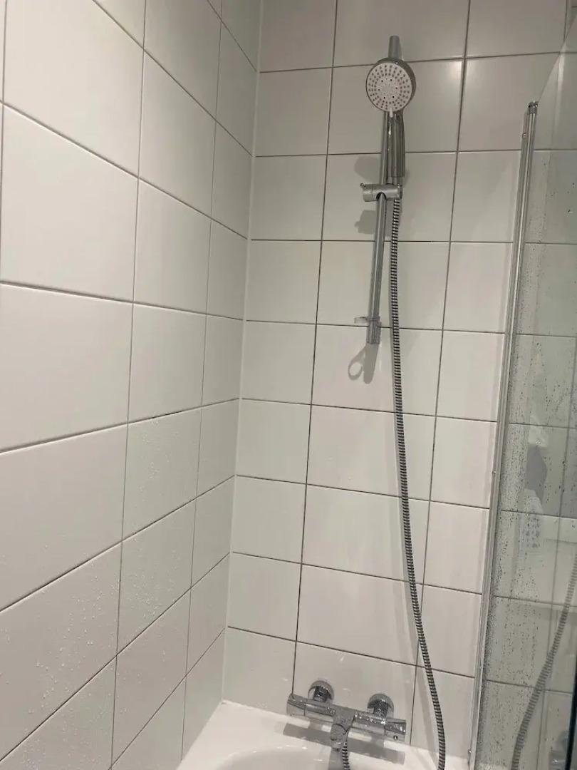 Lakeside - Central Apartment - Free Parking - Cinema Room