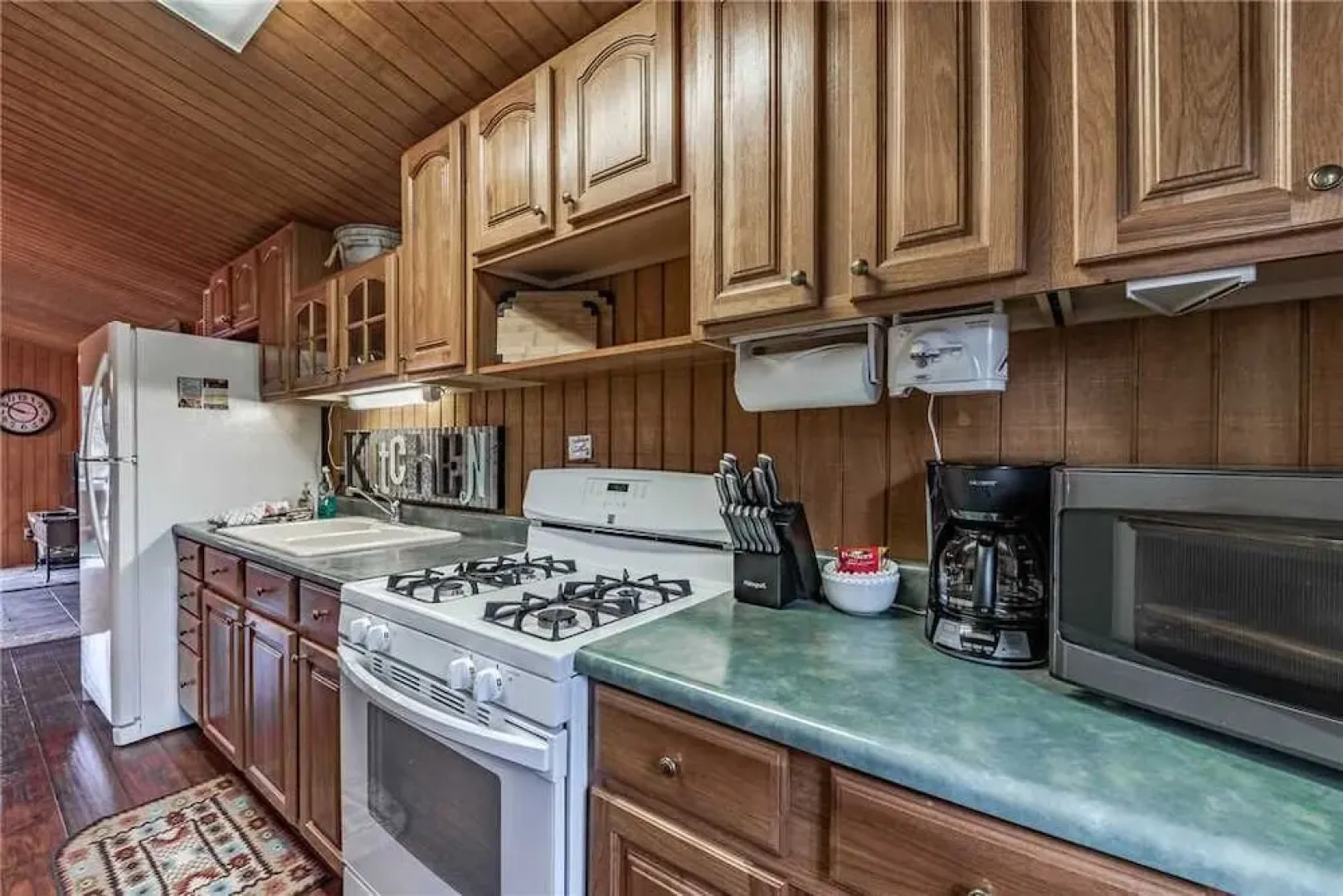 Wild Horse Retreat - Two Bedroom Cabin with Hot Tub