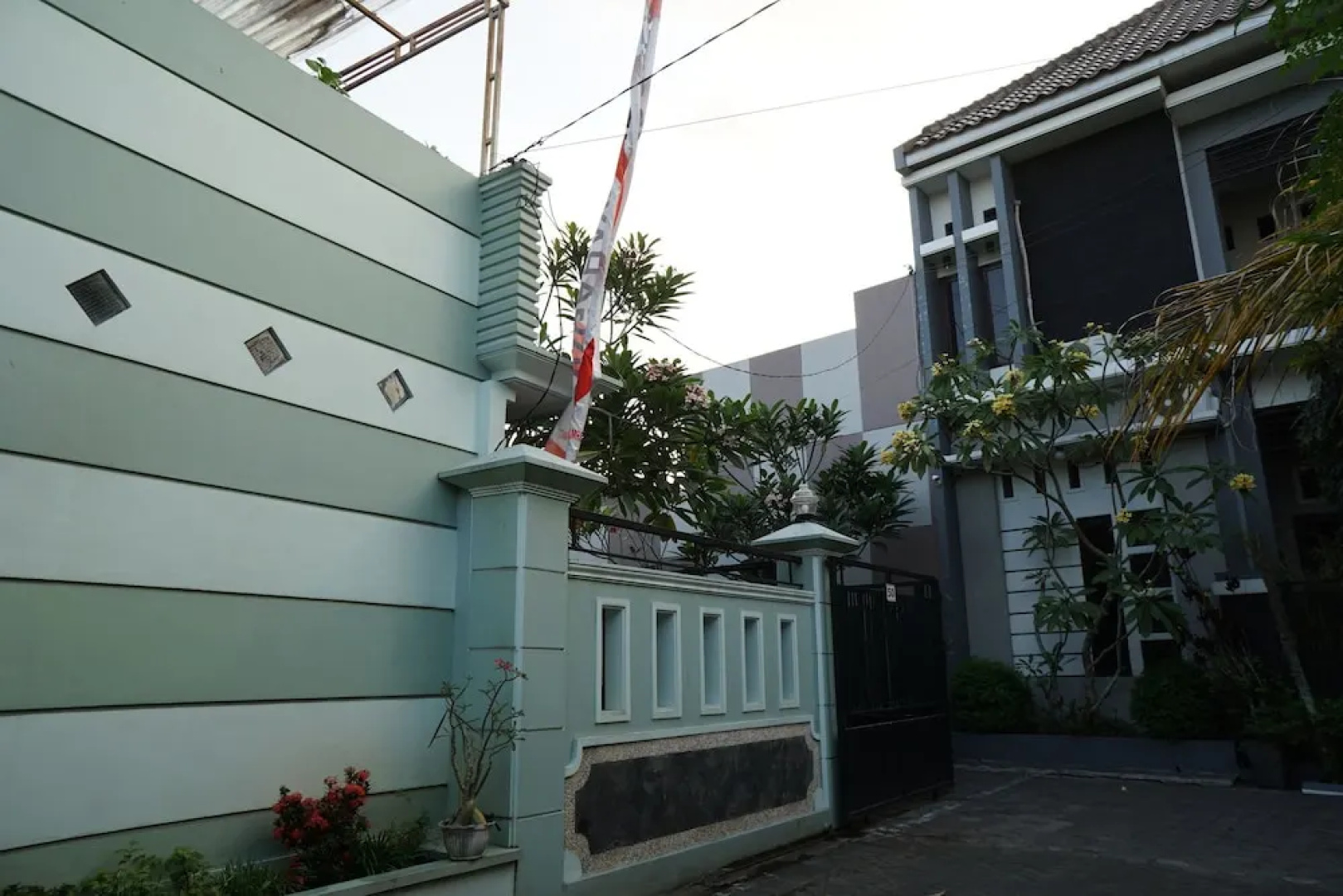 OYO Life 93045 Kost Putra Bu Ketut